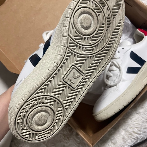 Leather veja, off white, blue,red. Looks like new and has only been used once! - Picture 5 of 7